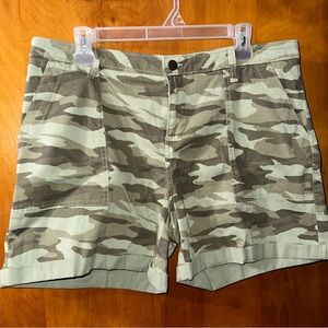 NWOT Women’s green camo shorts size 14